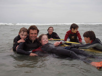 Jeunes élèves bodyboard house entourant Cédric Grèze